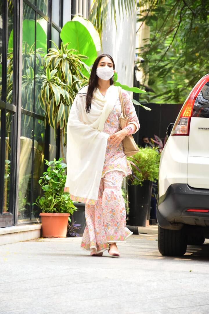 सारा अली खान की ये दिलकश अदाएं हमेशा फैन्स का दिल जीत लेती हैं. देसी लुक में भी एक्ट्रेस कितनी हॉट लग रही हैं.