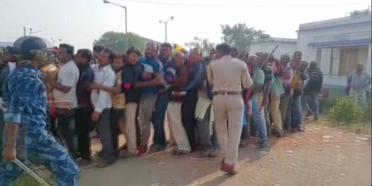 Birbhum Chaos at Government Paddy Buying Centre at Dubrajpur lathi Charge by Police Birbhum:  সরকারিভাবে ধান বিক্রির লাইনে চূড়ান্ত বিশৃঙ্খলা, দুবরাজপুরে পুলিশের লাঠিচার্জ