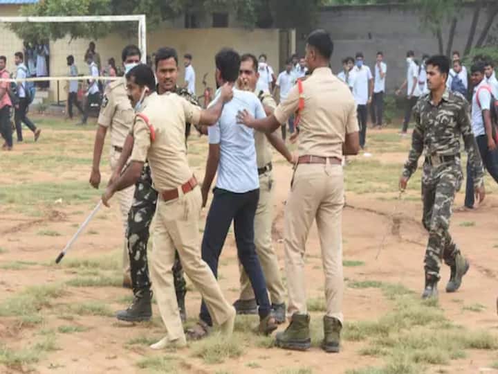 Anantapur SSBN Aided college students protest police lathi charge on students Anantapur News: అనంత విద్యార్థులపై విరిగిన లాఠీ... ఎస్‌ఎస్‌బీఎన్‌ కళాశాల వద్ద ఉద్రిక్తత