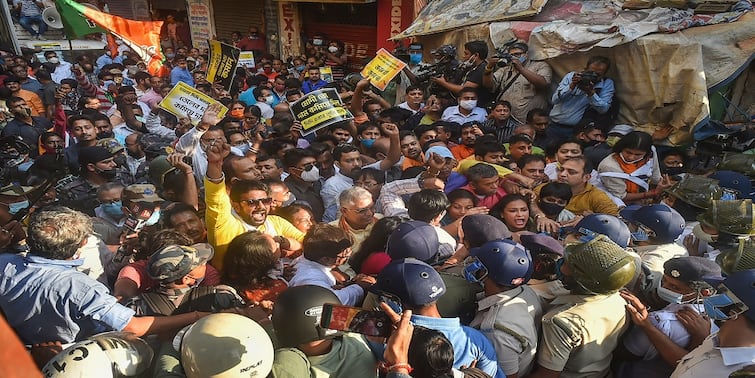 Kolkata Chaos erupted as Police denied BJP's rally against reduction of States VAT in Fuel Price BJP Rally: পুলিশের সঙ্গে বচসা-ধস্তাধস্তি, জ্বলল আগুন, বিজেপির মিছিল ঘিরে ধুন্ধুমার মুরলীধর সেন লেনে