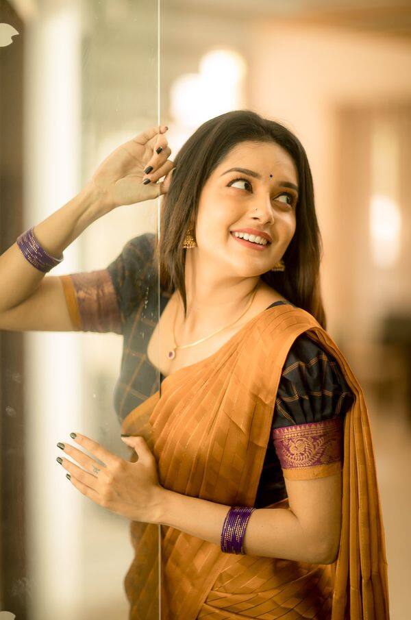 பூங்காற்றே பூங்காற்றே பூப்போல வந்தாள் இவள்