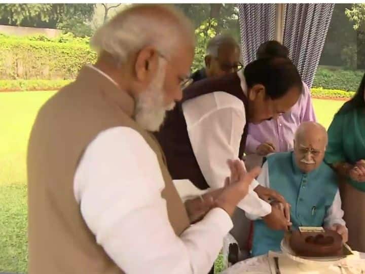 आज बीजेपी के वरिष्ठ नेता लालकृष्णा आडवाणी अपना 94वां जन्मदिन मना रहे हैं. देश के उपप्रधानमंत्री, होम मिनिस्टर समेत कई अहम पदों पर रह चुके आडवाणी के जन्मदिन के मौके पर बीजेपी के कई वरिष्ठ नेताओं ने उन्हें बधाई दी.