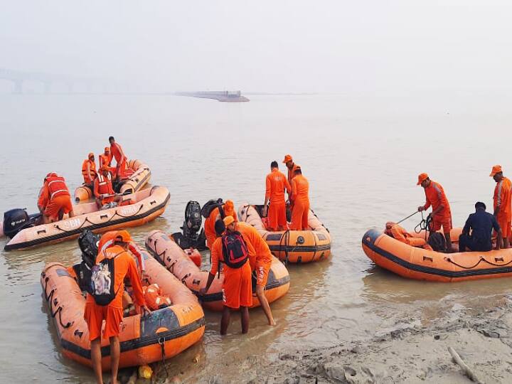 पटना के गंगा घाटों पर एनडीआरएफ की टीम भी लगाई गई है. वहीं पटना नगर निगम के कर्मी भी साफ-सफाई के लिए लगाए गए हैं. इसके अलावा लाइट की विशेष व्यवस्था की गई है. घाटों के किनारे बैरिकेडिंग की गई है.