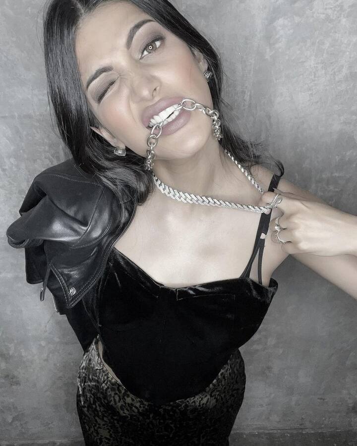 టాలీవుడ్ లో స్టార్ హీరోయిన్ గా గుర్తింపు తెచ్చుకున్న శృతిహాసన్ ఆ తరువాత బాలీవుడ్ కి వెళ్లింది. (Photo Courtesy: Instagram)