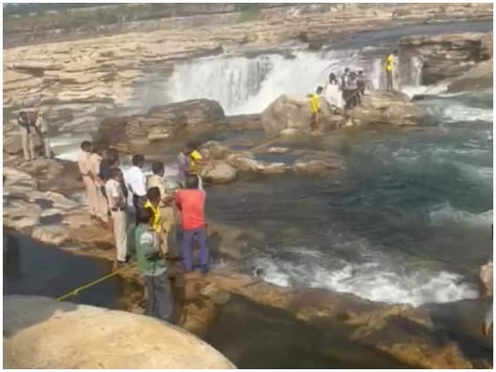 Couple stuck in Chuliya waterfall while pre wedding shoot in Chittorgarh ANN Rajasthan News: चित्तौड़गढ़ के चुलिया फॉल में कपल का हो रहा था प्री-वेडिंग शूट, तभी खुल गया बांध का गेट, जानें फिर क्या हुआ?