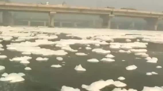 Delhi में Chhath Puja पर प्रदूषण की मार, 'जहरीली' यमुना में डुबकी लगाने को मजबूर श्रद्धालु