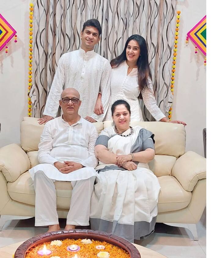 या फोटो मध्ये सईच्या संपूर्ण कुटुंबाने पांढरी कपडे परिधान केलेली दिसतायत, सगळे अगदी आनंदी दिसत आहेत  (Photo Credit : @sai.lokur/Instagram)