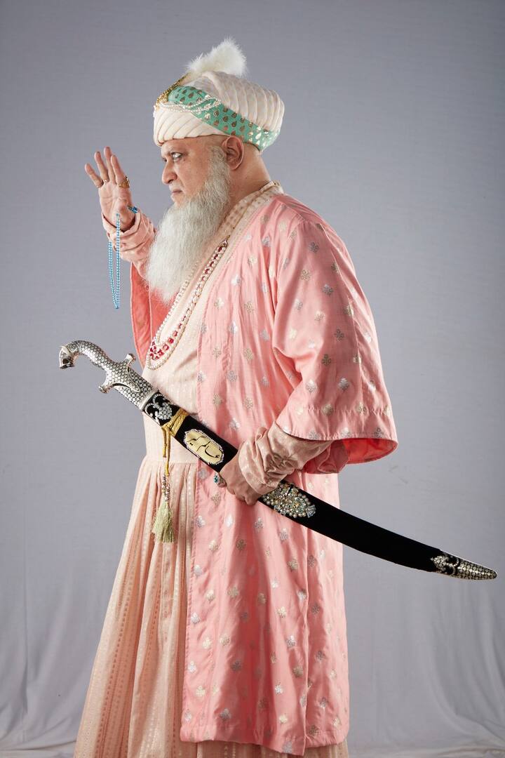 इतिहासातला सर्वांत क्रूर, संशयी, जुलमी, कपटी बादशाह  असलेल्या औरंगजेबाची भूमिका शब्दश: जिवंत झाल्याचा भास  त्यांच्याकडे  पाहून येत आहे.