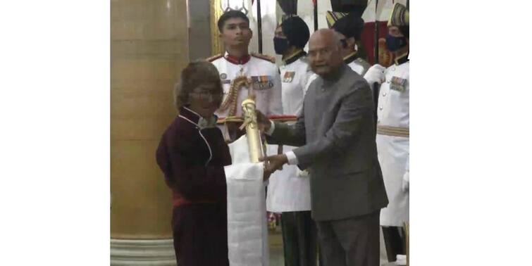 President Ram Nath Kovind today presented Padma Shri to Ladakh's Chhultim Chhonjor for Social Work Chhultim Chhonjor: একা হাতে ৪০ কিলোমিটার রাস্তা গড়ে নজির, পদ্মশ্রী সম্মানে ভূষিত লাদাখের ছুলটিম ছঞ্জর