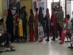 Ghaziabad News: दिवाली के बाद जहरीली हुई गाजियाबाद की हवा, जिला अस्पताल में लगातार बढ़ रहे सांस के मरीज