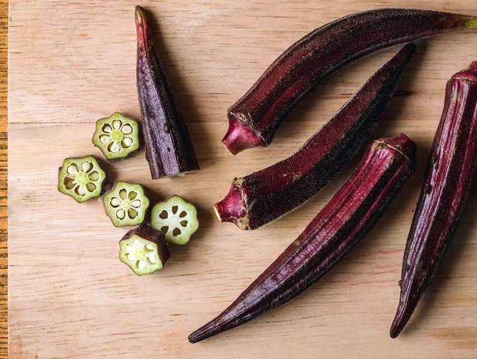 kumkum bhindi new wonder crop know the benefits Kumkum Bhindi : काय सांगता? हिरवी भेंडी नाहीतर 'कुमकुम भेंडी'; आरोग्यासाठी अधिक फायदेशीर