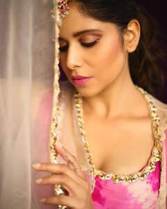 Sai Tamhankar : ट्रॅडीशनल लूक मध्ये सईचं खुललं सौंदर्य, पहा तिचे क्लासी फोटो