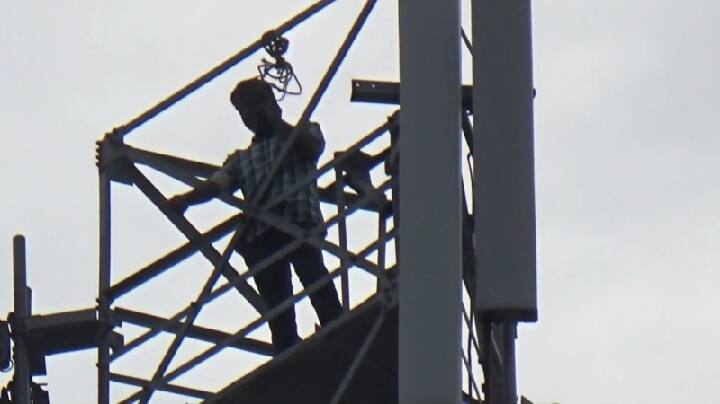 Construction worker threatens to climb cell phone tower - refuses to pay bribe செல்போன் டவரில் ஏறி மேஸ்திரி தற்கொலை மிரட்டல் - லஞ்சம் தந்தும் பட்டா மாற்றி தர மறுப்பதாக புகார்