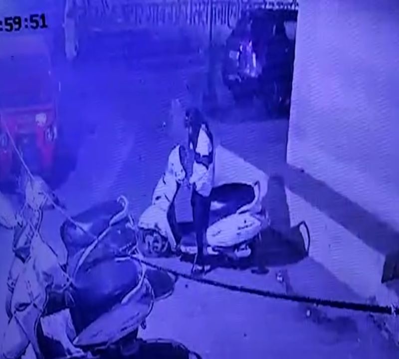 इंदौर: एक्टिवा गाड़ी चुराते हुए लड़की अपने साथी के साथ CCTV कैमरे में कैद, सोशल मीडिया पर वायरल हुई तस्वीरें