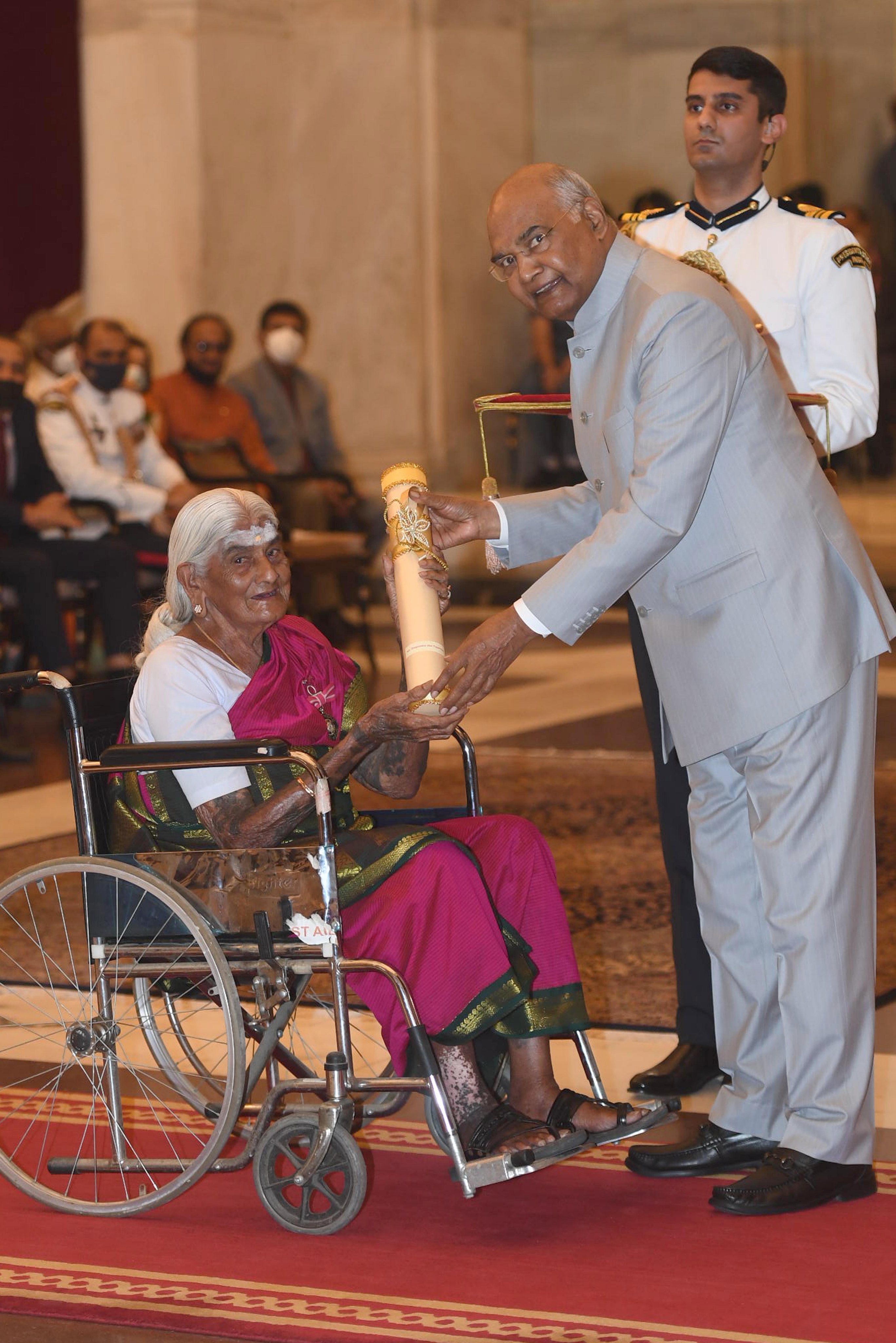 Padma Awards 2021: இந்தியாவின் உயரிய பத்ம விருதுகள்.. இந்த ஆண்டின் விருதுகளைப் பெற்றவர்கள் யார்?