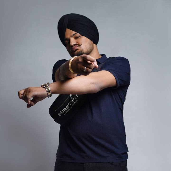 ਨਾਲ ਹੀ, ਸਿੱਧੂ ਮੂਸੇਵਾਲਾ ਨੇ ਹਾਲ ਹੀ 'ਚ ਗਾਇਕ ਬਾਰਬੀ ਮਾਨ ਅਤੇ ਗੀਤਕਾਰ ਰੰਗਰੇਜ਼ ਸਿੱਧੂ ਨਾਲ ਇਕ ਗਰੁੱਪ ਟਰੈਕ ਰਿਲੀਜ਼ ਕੀਤਾ ਹੈ। ਗੀਤ ਦਾ ਟਾਈਟਲ 'ਮੋਹ' ਹੈ, ਜਿਸ ਨੂੰ ਸਰੋਤਿਆਂ ਦਾ ਬਹੁਤ ਪਿਆਰ ਮਿਲਿਆ ਹੈ।