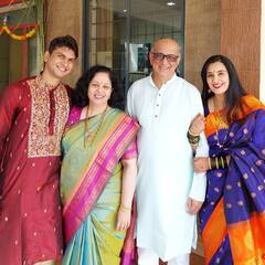 Sai Lokur : फॅमिली गोल्स; सईची पहिली दिवाळी धुमधडाक्यात साजरी