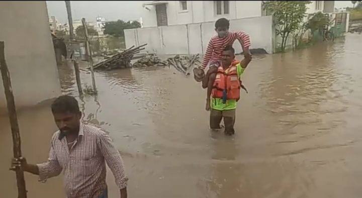 Intensive work to rescue people from houses submerged by torrential rains in Trichy திருச்சியில் தொடர் கனமழையால் நீரில் மூழ்கிய வீடுகளில் இருந்து மக்களை மீட்கும் பணி தீவிரம்