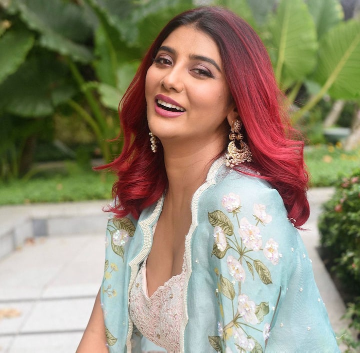 পার্নোর বিপরীতে এই ছবিতে অভিনয় করতে দেখা যাবে আর্য দাশগুপ্তকে। একটি বিশেষ চরিত্রে অভিনয় করছেন সোহিনী সরকার।