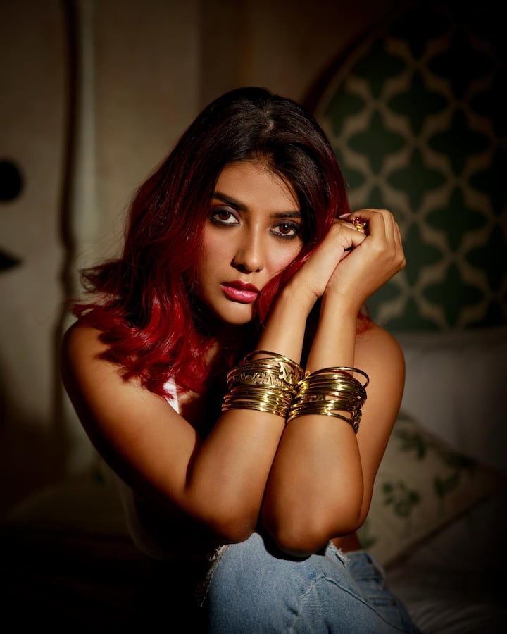 গল্পের প্রেক্ষাপট অনুযায়ী, বছর তিনেক আগে জীবিকার কাজেই বাইরে গিয়েছিলেন পার্নো ওরফে রেশম -এর স্বামী। আর ফেরেননি। শোনা যায়, তাঁর স্বামীকে বাঘে নিয়ে গিয়েছে। তাঁর মৃতদেহ পর্যন্ত খুঁজে পাওয়া যায়নি।