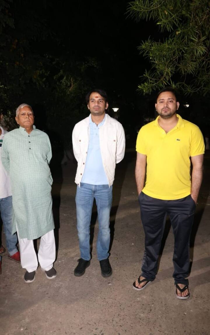 भाई के जन्मदिन के मौके पर तेज प्रताप यादव ने ट्विटर पर एक तस्वीर शेयर की है. तस्वीर में उनके साथ लालू यादव और उनके भाई तेजस्वी यादव नजर आ रहे हैं. इसी के साथ उन्होंने कैप्शन में लिखा है कि, “अपने पराक्रम से तमाम मनुवादियों को अकेला पटखनी देने वाले मेरे अर्जुन को जन्मदिन की हार्दिक बधाई.”