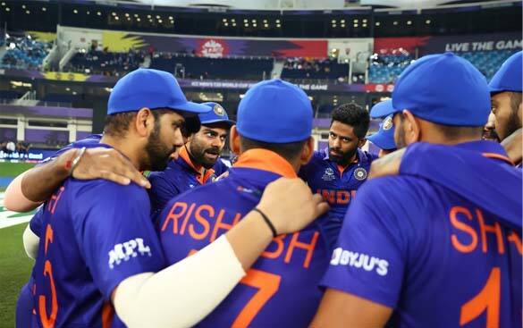 आतापर्यंत विराट कोहलीच्या नेतृत्वात भारतीय संघानं 50 आंतरराष्टीय टी20 सामने खेळले आहेत. यापैकी भारतीय संघानं 30 सामन्यात विजय मिळवला आहे. (Photo tweeted by @imVkohli)
