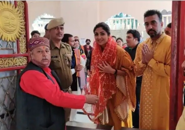 पति Raj Kundra का हाथ पकड़े ज्वाला देवी और चामुंडा के दर्शन करने पहुंची Shilpa Shetty, रिहाई के बाद साथ में पहली तस्वीर आई सामने