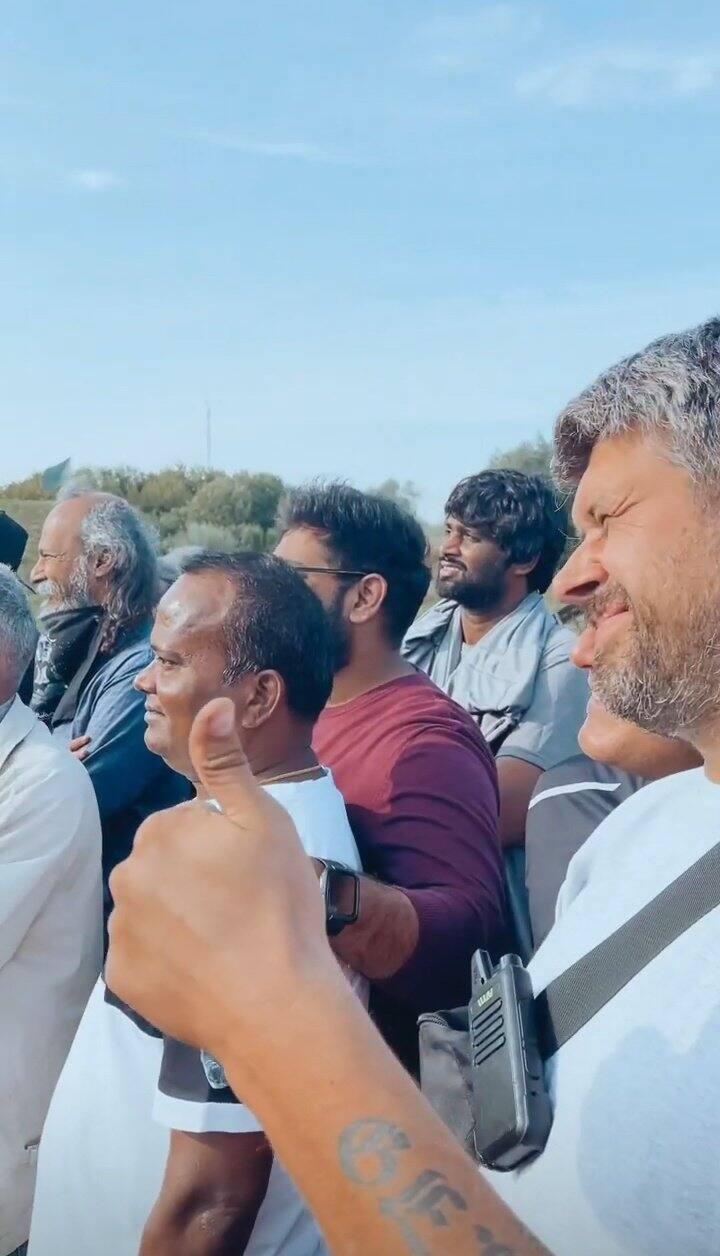 படத்தில் பைக் சேஸிங் சீன்கள் இடம் பெற்றுள்ளன