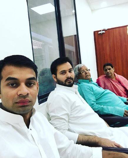 कहा जा रहा है कि पिता लालू यादव ने अपने दोनों बेटों के बीच सुलह करा दिए हैं और इनके बीच फिर से संबंध मधुर हो गए हैं.