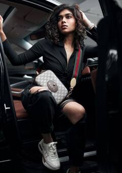 Dushara Vijayan pics: காரில் மாரியம்மா நடத்திய மாஸ் போட்டோஷூட்..!