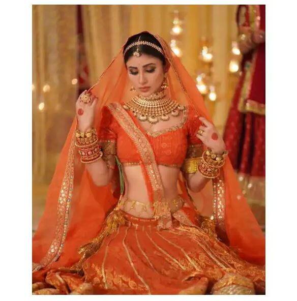 मौनी रॉय: टीवी शो देवों के देव महादेव और नागिन के जरिए पहचान बनाने वाली मौनी रॉय भी 2022 में शादी के बंधन में बंध सकती हैं. मीडिया रिपोर्ट्स के मुताबिक, वह जनवरी 2022 में अपने दुबई बेस्ड ब्वॉयफ्रेंड सूरज नाम्बियार से शादी कर सकती हैं.