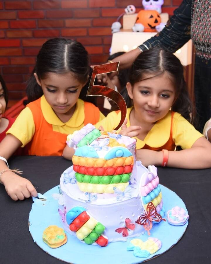 अपने जन्मदिन पर बेल और विएना एक साथ एक कैक को काटते हुए नजर आईं, दोनों बेटियों बेहद क्यूट लग रही थीं.