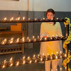 Pranitha Subhash Photos: దివ్వెల వెలుగులో మెరిసిపోతున్న బాపుగారి బొమ్మ