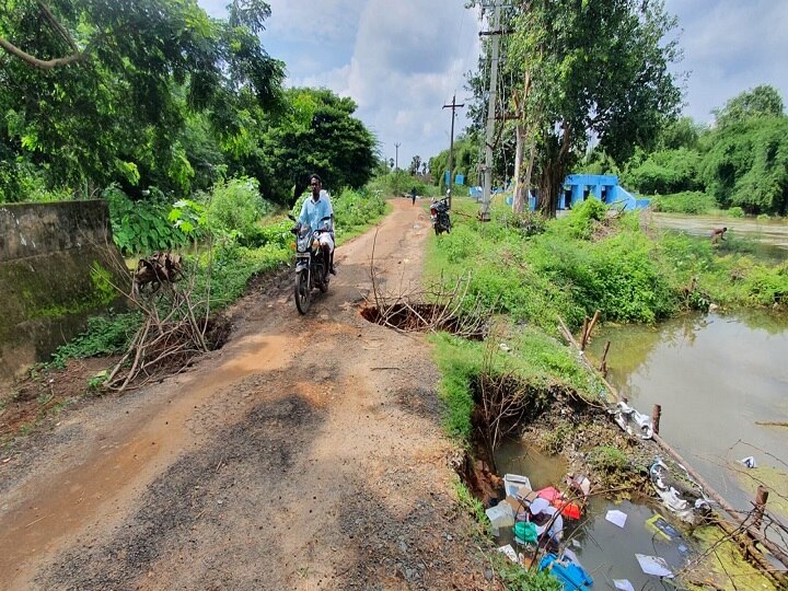 திருவாரூரில் இடிந்து விழும் நிலையில் உள்ள தட்டி பாலத்தில் பயணிக்கும் பொதுமக்கள்