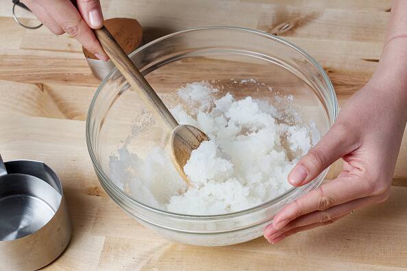 ਰੋਜ਼ ਰਾਤ ਨੂੰ ਸੌਣ ਤੋਂ ਪਹਿਲਾਂ ਨਾਰੀਅਲ ਤੇਲ ਨਾਲ ਚਿਹਰੇ ਦੀ ਮਾਲਿਸ਼ ਕਰੋ। ਨਾਰੀਅਲ ਤੇਲ ਦੀ ਰੋਜ਼ਾਨਾ ਵਰਤੋਂ ਕਰਨ ਨਾਲ ਚਮੜੀ 'ਚ ਖੂਨ ਦਾ ਪ੍ਰਵਾਹ ਵਧਦਾ ਹੈ, ਜਿਸ ਨਾਲ ਚਮੜੀ 'ਚ ਨਿਖਾਰ ਆਉਣ ਦੇ ਨਾਲ-ਨਾਲ ਨਿਖਾਰ ਵੀ ਆਉਂਦਾ ਹੈ। ਇਸ ਦੇ ਨਾਲ ਹੀ ਇਹ ਚਮੜੀ ਨੂੰ ਟੋਨ ਵੀ ਕਰਦਾ ਹੈ।