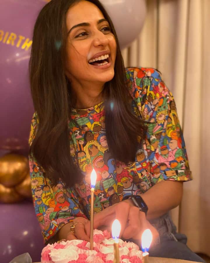 इन तस्वीरों में रकुल अपने दोस्तों के साथ बर्थडे पार्टी एन्जॉय करती नज़र आ रही हैं. उन्होंने सेलिब्रेशन की तस्वीरें शेयर करते हुए लिखा, लगभग पूरे एक महीने बाद बर्थ डे सेलिब्रेशन की ये यादें खास हैं. अपने दोस्तों के साथ इस सुपरफन के लिए आभारी हूं.