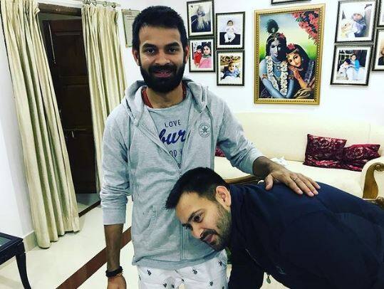 राम-लक्ष्मण की इस जोड़ी का पिछले दिनों एक दूसरे से काफी विवाद भी चल रहा था. इस दौरान दोनों भाई एक दूसरे पर बयानो के जरिये हमला करते भी नजर आए थे. दरअसल पार्टी में कुछ नेताओं से विवाद के बाद तेजस्वी ने तेजप्रताप को अनुशासन का पाठ पढ़ने तक की सलाह दे डाली थी. वहीं तेज प्रताप यादव ने भी बड़े भाई तेजस्वी को चेतावनी के साथ ही सलाह दी थी कि अगर वे कुछ लोगों से दूर नहीं हुए तो सीएम नहीं बन पाएंगे.