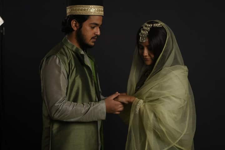 এরপর সুন্দরবন এলাকাতেই যে গাইডের কাজ করেন রেশম। যে সমস্ত পর্যটক সেখানে ঘুরতে আসে, তাঁদের সুন্দরবন ও আশেপাশের অঞ্চল ঘুরে দেখানোই তাঁর কাজ। গল্পে রেশমের জীবনে যেমন সংগ্রাম রয়েছে, তেমন রয়েছে প্রেমও।