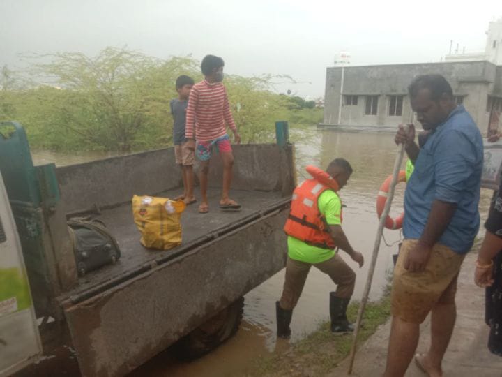 திருச்சியில் தொடர் கனமழையால் நீரில் மூழ்கிய வீடுகளில் இருந்து மக்களை மீட்கும் பணி தீவிரம்