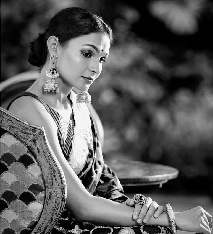 కార్తి హీరోగా వచ్చిన 'యుగానికి ఒక్కడు' సినిమాతో తెలుగు ప్రేక్షకులను పలకరించిన ఆండ్రియా  సునీల్, నాగ చైతన్య హీరోలుగా వచ్చిన 'తడాఖా'లోనూ మెరిసింది. నటిగానే కాదు... సింగర్, ర్యాపర్ కూడా కావడంతో ఇండస్ట్రీలో తనకంటూ ఓ ప్రత్యేక క్రేజ్ ఉంది.