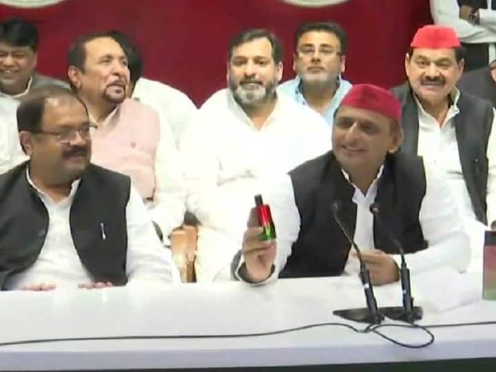 Lucknow: Samajwadi Party leader Akhilesh Yadav launches 'Samajwadi Attar' UP Election 2022: अखिलेश यादव ने लॉन्च किया समाजवादी सुगंध, कहा- यूपी में भ्रष्टाचार ने सारी सीमाएं तोड़ी