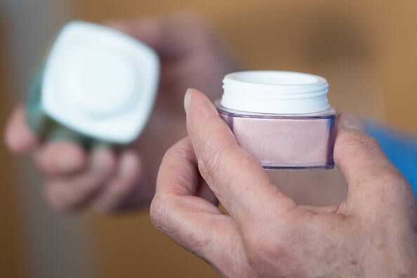 ਜੇਕਰ ਤੁਹਾਡੀ ਚਮੜੀ ਤੇਲਯੁਕਤ ਹੈ ਤਾਂ ਤੁਸੀਂ ਨਾਰੀਅਲ ਦੇ ਤੇਲ 'ਚ ਇਕ ਚੱਮਚ ਦਹੀਂ ਮਿਲਾ ਕੇ ਚਿਹਰੇ 'ਤੇ ਮਸਾਜ ਕਰ ਸਕਦੇ ਹੋ ਅਤੇ 30 ਮਿੰਟ ਤੱਕ ਚਿਹਰੇ 'ਤੇ ਲੱਗਾ ਰਹਿਣ ਦਿਓ ਅਤੇ ਫਿਰ ਧੋ ਲਓ। ਅਜਿਹਾ ਕਰਨ ਨਾਲ ਤੁਹਾਡੇ ਚਿਹਰੇ ਦੇ ਦਾਗ-ਧੱਬੇ ਤਾਂ ਦੂਰ ਹੋ ਜਾਣਗੇ, ਇਸ ਦੇ ਨਾਲ ਹੀ ਚਿਹਰੇ 'ਤੇ ਨਿਖਾਰ ਵੀ ਆਵੇਗਾ।