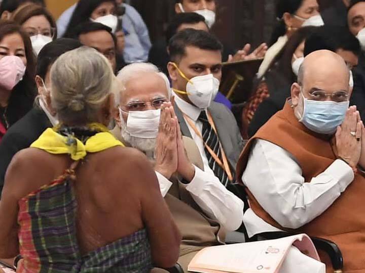 Viral Photo: Meet the barefoot environmentalist Tulsi Gowda pic receiving Padma Shri Who Is Tulsi Gowda: मोदी-शाहांनी ज्यांना केलाय नमस्कार, 'पद्मश्री' मिळवणाऱ्या तुलसी गौडा आहेत तरी कोण?