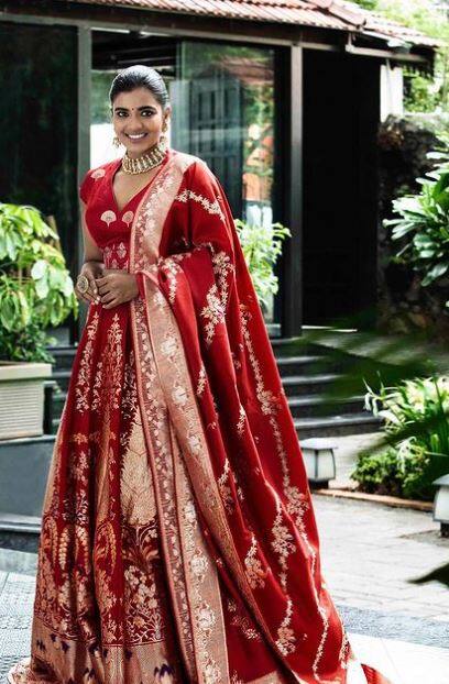 ஐந்தே நிமிடம் ஐந்தே நிமிடம் தானடி என் ஆசை நெஞ்சில் பற்றிக்கொண்டது தீயடி