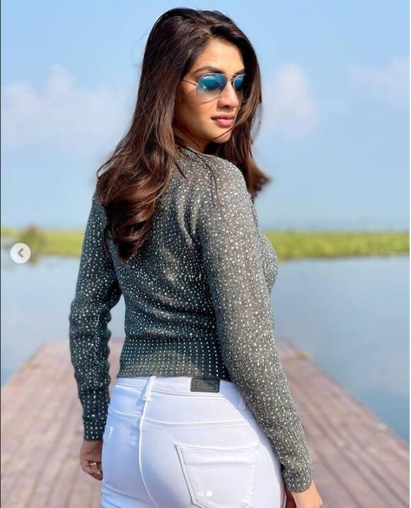 নুসরত জাহানের সোশ্যাল মিডিয়ায় চোখ রাখলেই দেখা যায় এই শো-এর ঝলক। নুসরতের শো নিয়ে কথা বলতে শোনা গিয়েছে তৃণমূল বিধায়ক মদন মিত্রকেও।