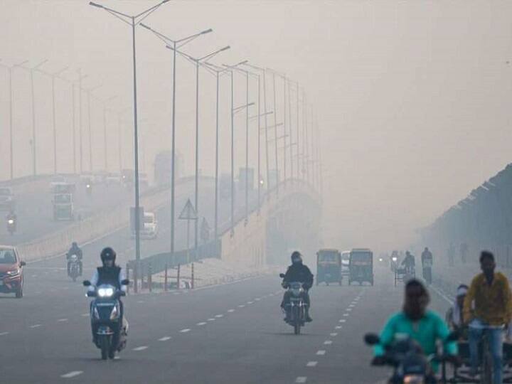 Delhi Weather and Pollution Update: Know Today Weather and Pollution level of Delhi Delhi Weather and Pollution Today: दिल्ली में प्रदूषण की स्थिति गंभीर, सांस लेना आज भी खतरनाक, मौसम रहेगा साफ
