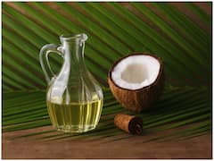 Health Care Tips: रात में सोने से पहले चेहरे पर करें Coconut Oil से मसाज, स्किन पर आयेगा Glow