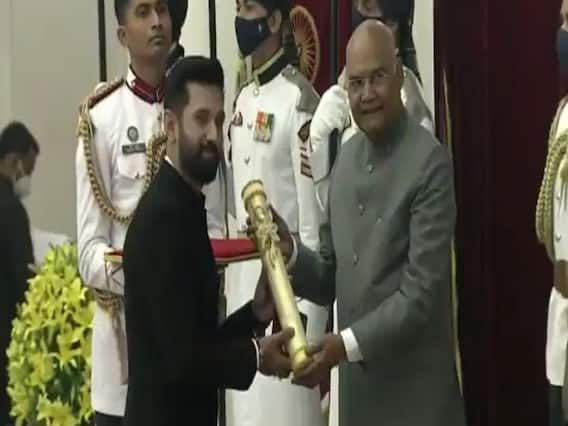 Padma Bhushan: मरणोपरांत पद्म भूषण से नवाजे गए रामविलास पासवान, बेटे चिराग हुए भावुक, कहा- आंखें नम हैं और दिल गर्व से भरा Padma Bhushan: मरणोपरांत पद्म भूषण से नवाजे गए रामविलास पासवान, बेटे चिराग हुए भावुक, कहा- आंखें नम हैं और दिल गर्व से भरा