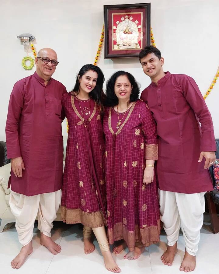 सई आणि तिचं कुटुंब लग्नानंतरची सईची पहिली दिवाळी अगदी धुमधडाक्यात साजरी करतंय. (Photo Credit : @sai.lokur/Instagram)