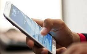 2. हटा लें माइक्रो एसडी कार्ड– फोन का स्पेस बढ़ाने के लिए कई लोग एसडी कार्ड भी लगाते हैं. फोन बेचते वक्त लोगों का ध्यान इस पर नहीं जाता और वह कार्ड सहित फोन बेच देते हैं. ऐसे में आपका डेटा भी सामने वाले के पास चला जाता है. फोन बेचते वक्त माइक्रो एसडी कार्ड जरूर निकालें.